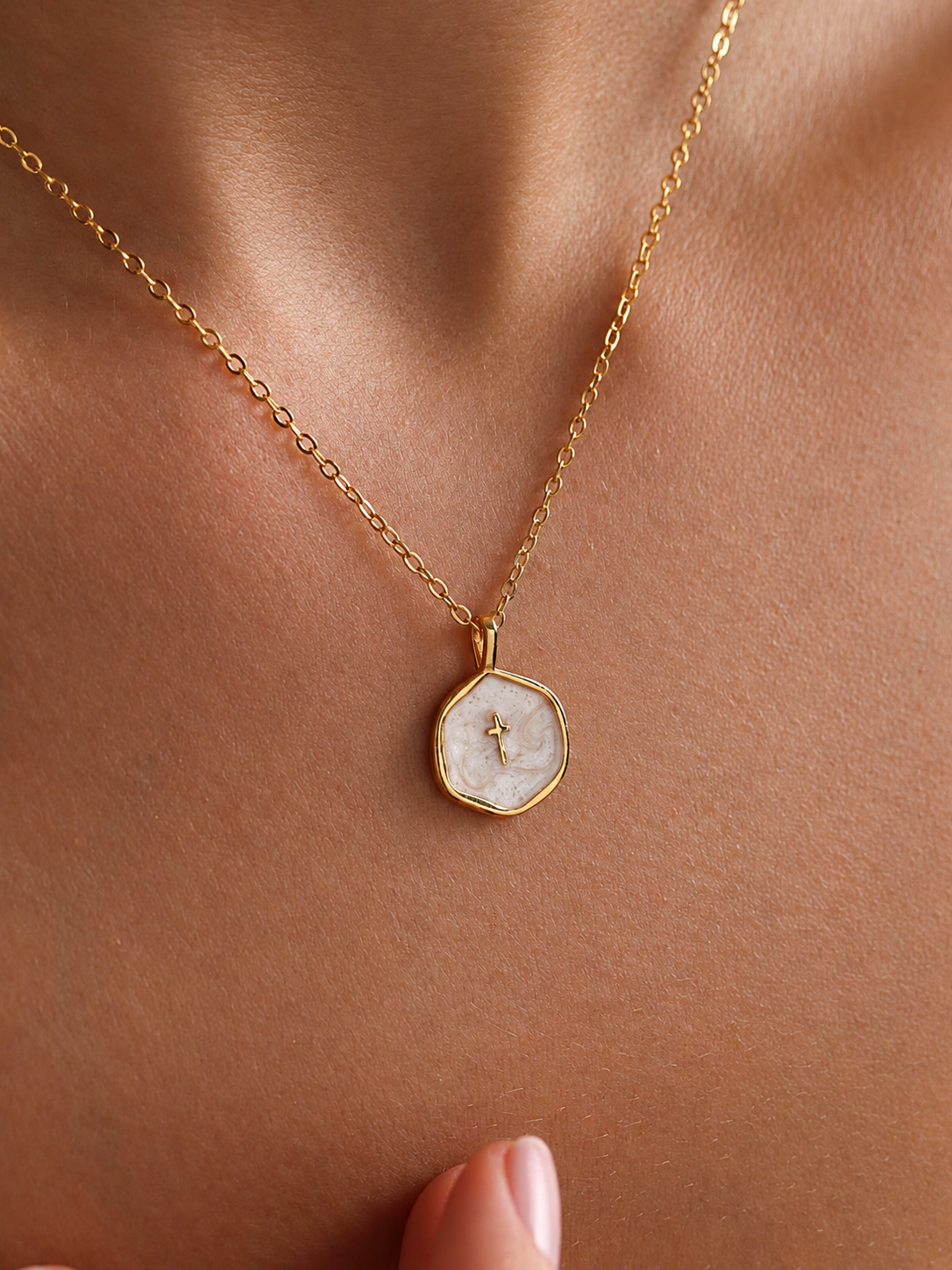Vacker Cross Necklace