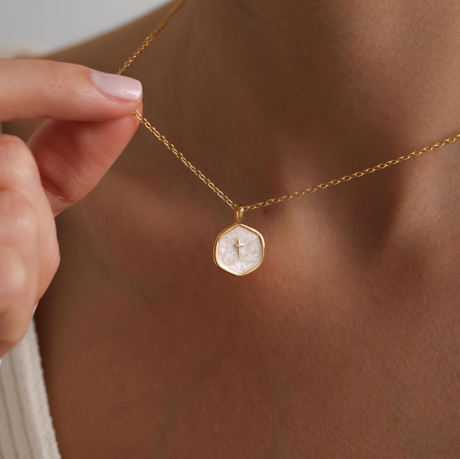 Vacker Cross Necklace
