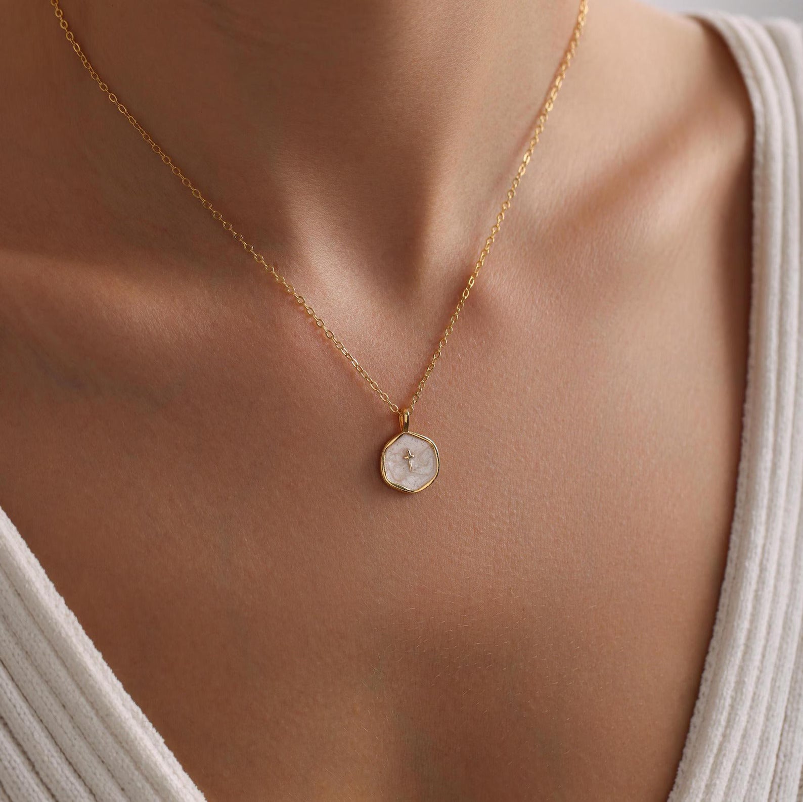 Vacker Cross Necklace
